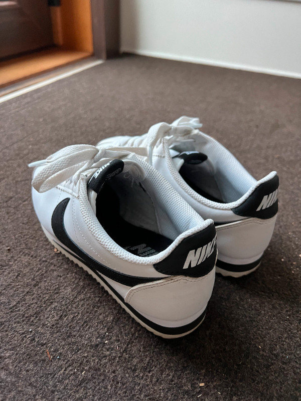 Nike shoes (cortez) black and white, size 6 in Women's - Shoes in Vancouver - Image 3