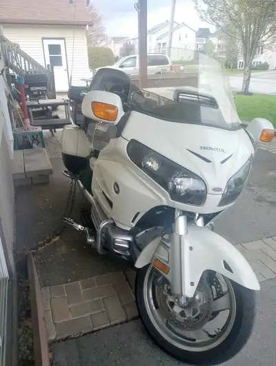 Honda Goldwing en tres bonne condition. Succession