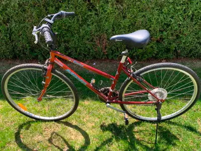 Vélo en très bon état pour femme et adolescente, View more