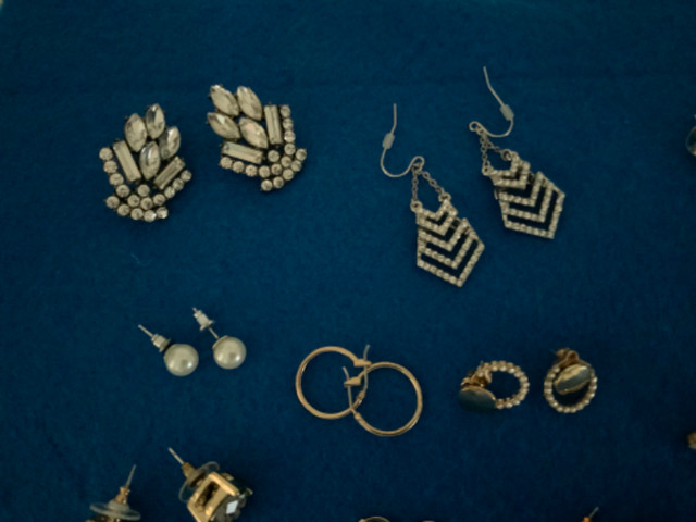 15 Pairs EARINGS - Great Selection - RHINESTONE in Jewellery & Watches in Belleville - Image 2