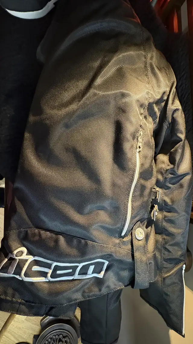 Ladies Icon Motorcycle Jacket Unused Mint Condition in Motorcycle Parts & Accessories in Edmonton - Image 3