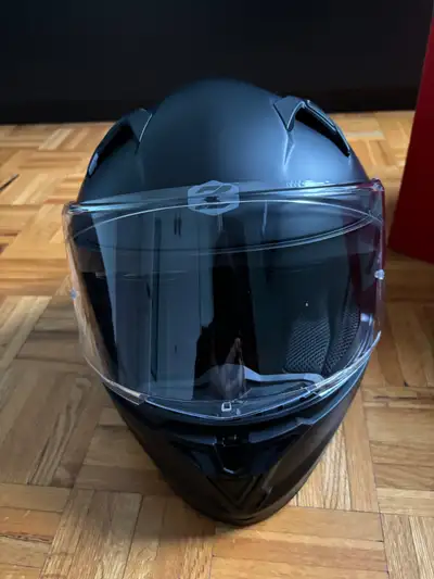 Coque thermoplastique Zenith grandeur Medium (fait petit). Neuf. Petit scratch de 2 cm à l'arrière....