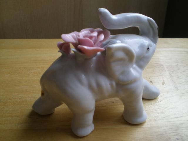 Aris Import Elephant Porcelain White Gold Trim Floral Pink VTG dans Décoration intérieure et accessoires  à Laval/Rive Nord - Image 4