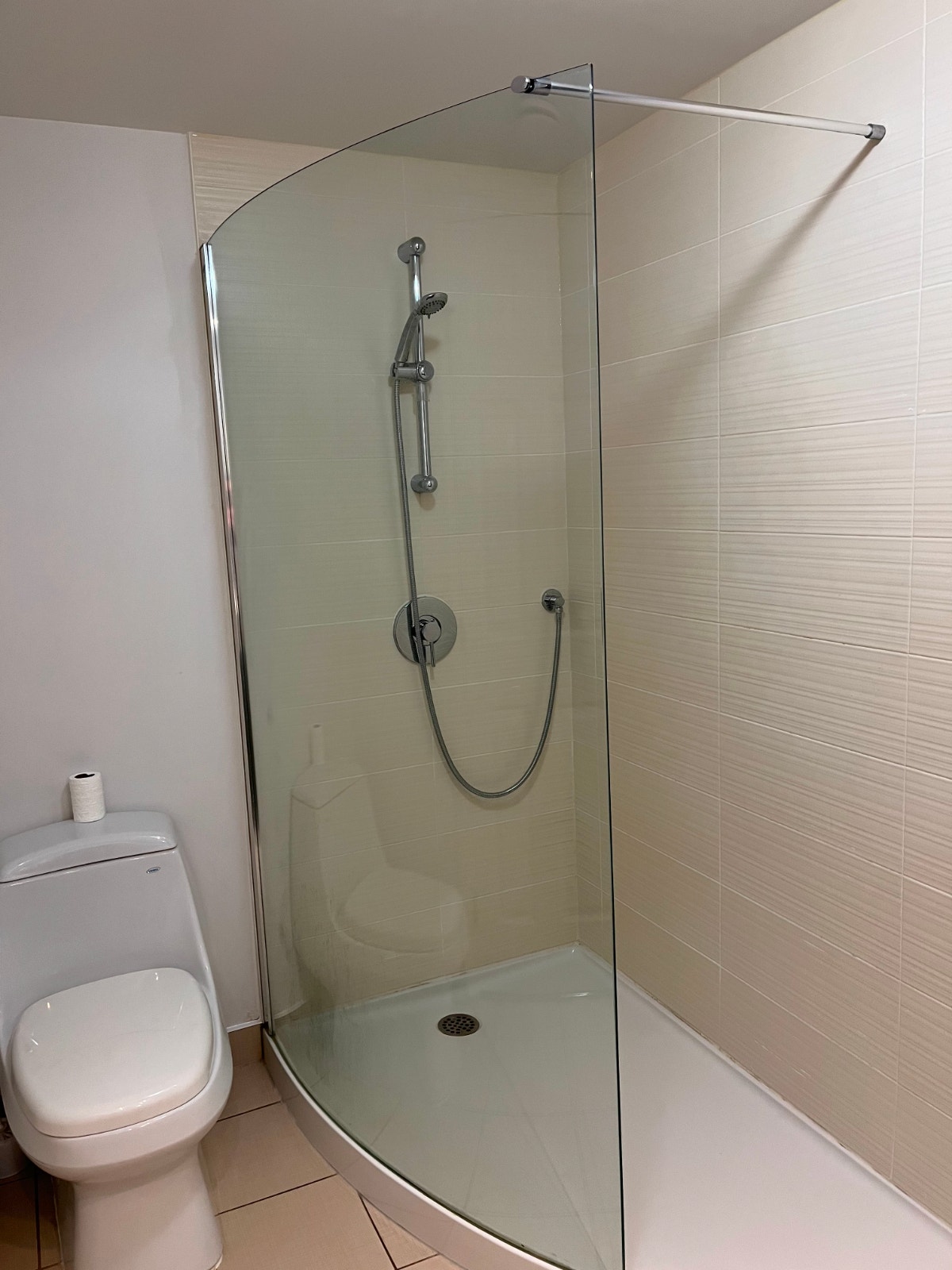Spacious 3-1/2 + Den Luxury Apartment — 1235 Rue Bishop — photo 2