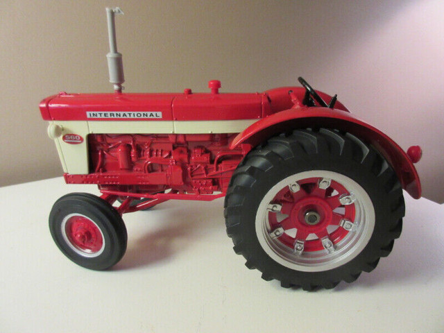 Case IH 560 Red toy Tractor, made in 1999, pick up only. in Toys & Games in Timmins - Image 3
