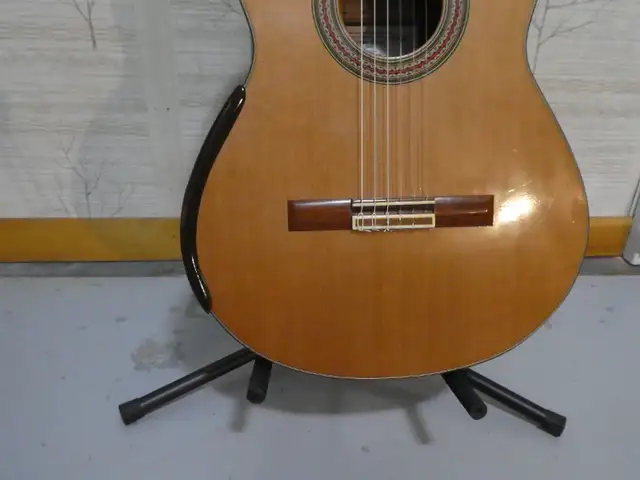 Guitare Classique Du luthier René Wilhelmy De 1987 in Guitars in Longueuil / South Shore - Image 3