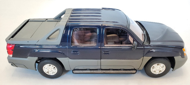 1:18 Welly Collection 2002 Chevrolet Avalanche Pickup Truck Grey in Arts & Collectibles in Kawartha Lakes - Image 3