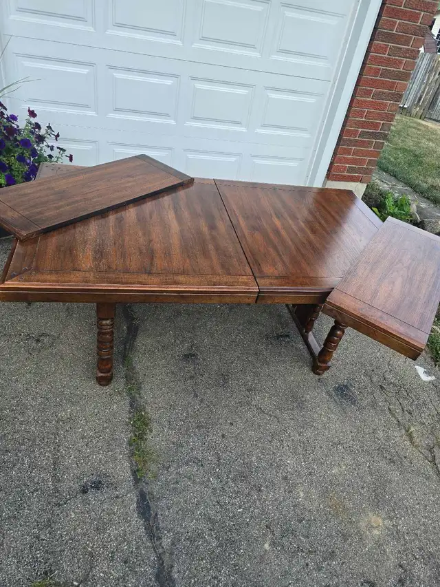 Dining room set in Dining Tables & Sets in St. Catharines - Image 7