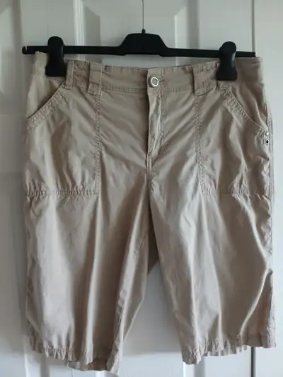 Bermuda sport gr. 10ans, en coton et un peu de spandex, 2$, 3: chemise gr. large en coton et un peu...