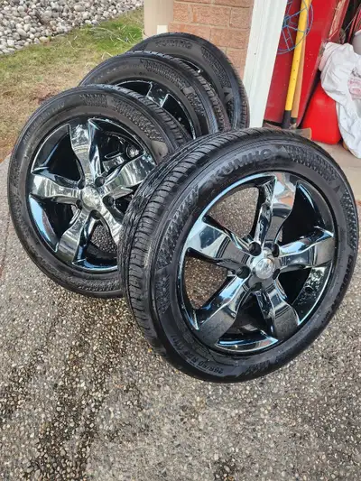 SRT style black chrome jeep grand cherokee rims with almost new tires. With sensors. Nearly perfect...