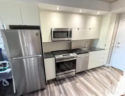 Superbe condo 31/2, situé au 8ème étage de Sommet-3-V. Coût mensuel : 1480 $. Stationnement intérieu...