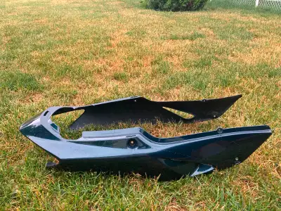 fairing de siege pour VFR 1998 a 2001 (5ieme génération) couleur vert. il n'est pas parfait mais uti...