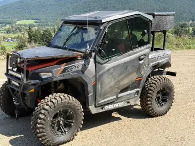 2017 Polaris General 1000 SxS 7939 km. Well maintained/well serviced. Customized Front and rear rack...