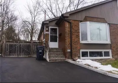 3 BEDROOM HOUSE FOR RENT IN THE HEART OF MISSISSAUGA! Extremely close to all amenities square one, w...