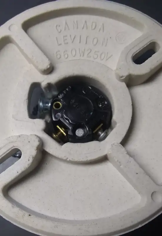 Ceiling socket with chain64048139883650121