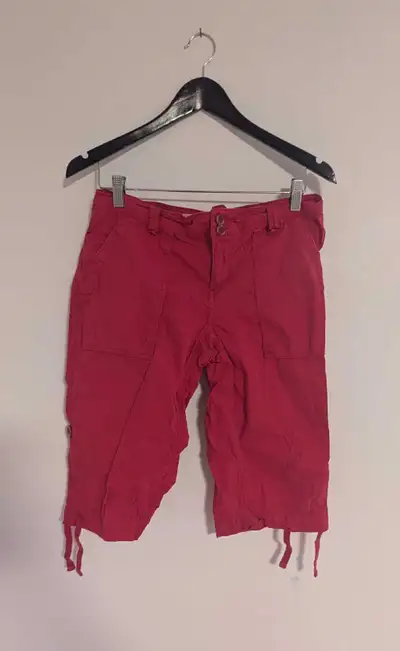 American Eagle Red Capris - Women's Size 6, View more