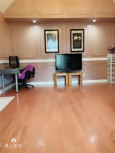 Beautiful large furnished room, minutes to yrt or ttc stops. Many parks nearby, close to shopping ce...