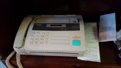 Télécopieur Sharp complet avec tous les manuels. Papier thermique.