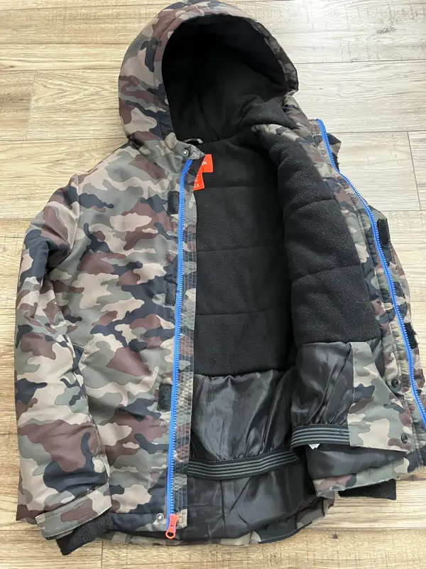 Kids Camo - Winter Jacket in Kids & Youth in Calgary - Image 3