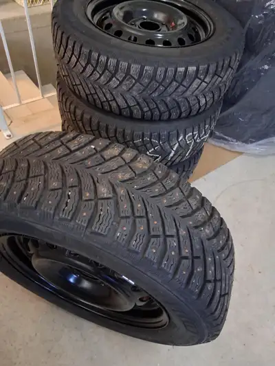 4 PNEUS D'HIVER MICHELIN ICE NORTH 4 ,À CLOUS , SUR RIMES NEUFS 195/65/R15 , ÉTAIT POUR HYUNDAY ÉLAN...