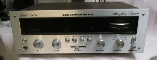 Vintage Marantz 2010 Stereo receiver in Arts & Collectibles in Guelph - Image 2