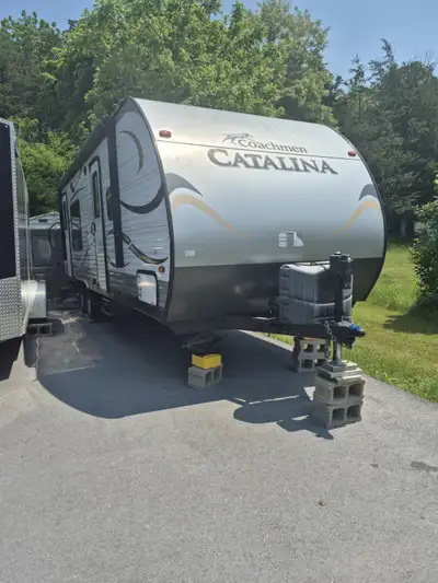 This is a great trailer, its 28 ft. sleeps 6 and no leaks. The trailer has 1 Large slid out that's t...