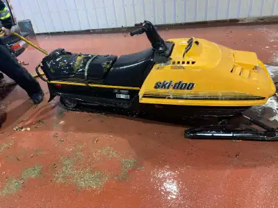 NO motor ,used chassis n hood for Christmas decoration New factory made seat cover,,good foam and ta...