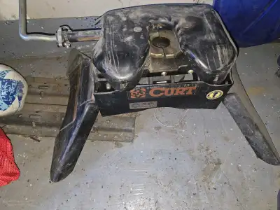 For sale is CURT Q20 gooseneck hitch with rails. Used only 2 times and it's sitting in the garage. P...