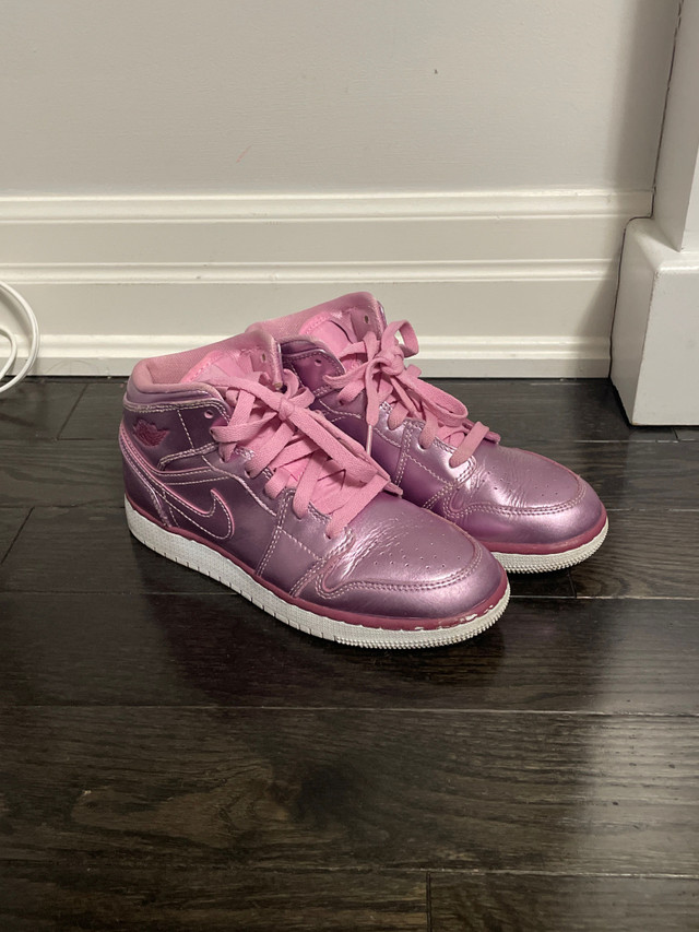 Jordan 1 Mid girls size 4 sneakers in Kids & Youth in Oakville / Halton Region - Image 2