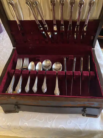 Cutlery silver plated . Rememberance pattern. 1847 Rogers Bros. IS Service for twelve. Original box....