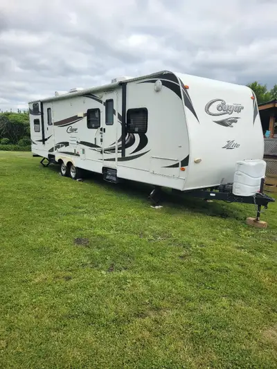 2011 Keystone Cougar SBQ New tires 2025 New exhaust fan bathroom New Awning and motor 2024 New 30lb...