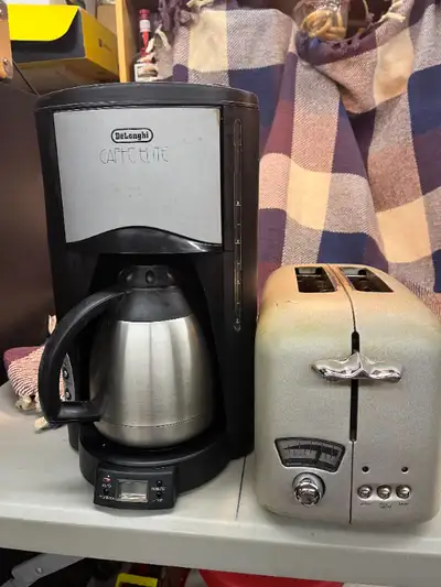 Cafetière Café élite avec le filtre à café. Grille-pain, View more