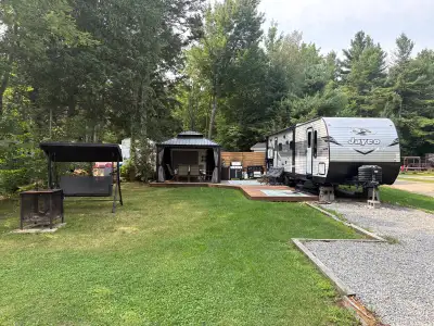 ️ 55 000 $ – JAYCO 330 TBS 2025 + TERRAIN CLÉ EN MAIN ❤️ Magnifique set-up familial au Camping Belle...