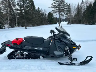 Motoneige Skidoo Renegade Adrenaline 2017 Moteur: 900 ACE Chenille 137 25 700km 2 Bancs: simple et d...