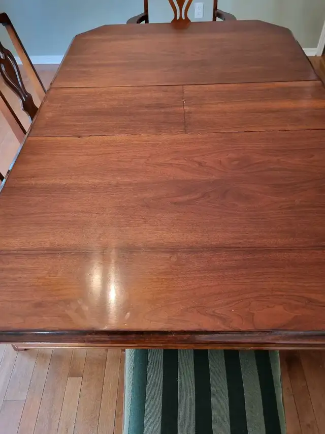 Antique Solid Wood Dining Table w/6 chairs in Dining Tables & Sets in Muskoka - Image 5