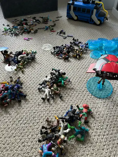 Fortnite bus, 48 figurines and accessories , View more