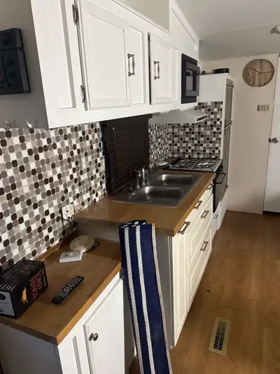 3 sleeping areas, hot water on demand, free wifi, and air conditioning, only $800/week on the beach...