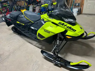 2020 850 E-TEC Renegade Adrenaline Skidoo. Comes with brp linq bag ice scrapers thumb and hand warme...