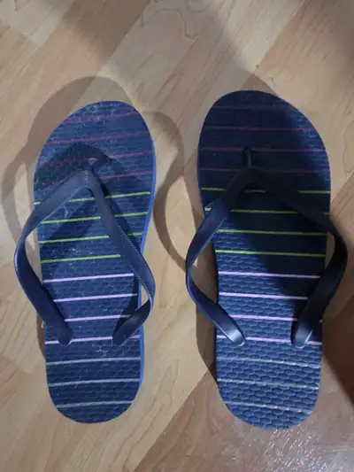 Mens flip flop sandals size 10 in like new condition