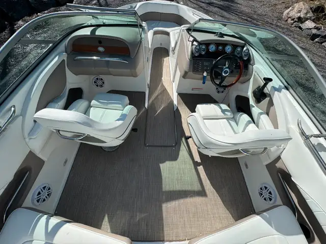 2006 Cobalt, 220, Bowrider - New Interior, Cover & Sound Syste in Powerboats & Motorboats in Muskoka - Image 8