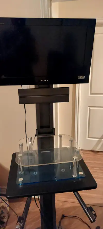 Meuble en acier et Tv (Tour Gaming) TV Sony Bravia 20po Pouvant accueillir 2 consoles sur deux étage...