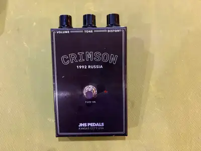 The Crimson is a great take on the Russian Green Big Muff pedals EHX made in the 90s in Russia. Thes...