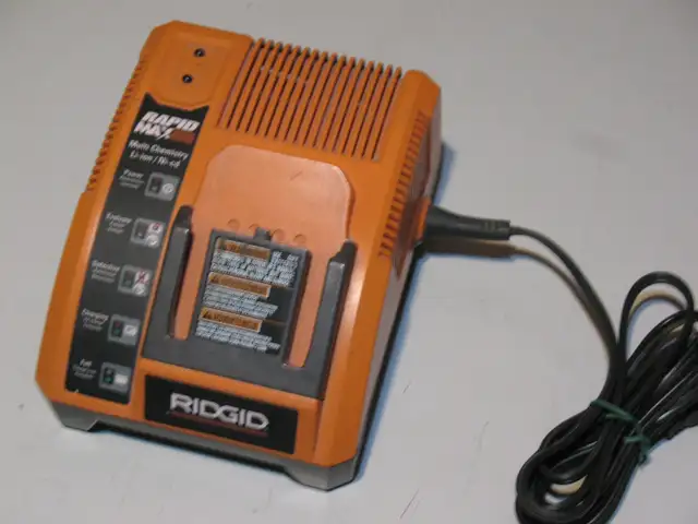 Makita, DeWalt, and Ridgid 18 Volt Battery Chargers, LIKE NEW in Power Tools in City of Toronto - Image 8