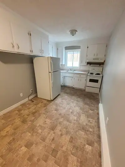 [AVAILABLE] Rent one room in 3-bedroom unit