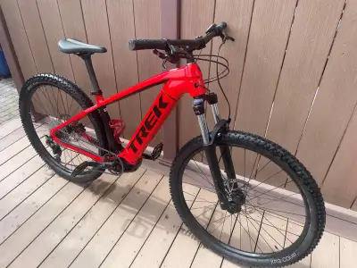 This 2023 Trek Powerfly 4 Gen 4 is an electric mountain bike designed to enhance your trail-riding e...