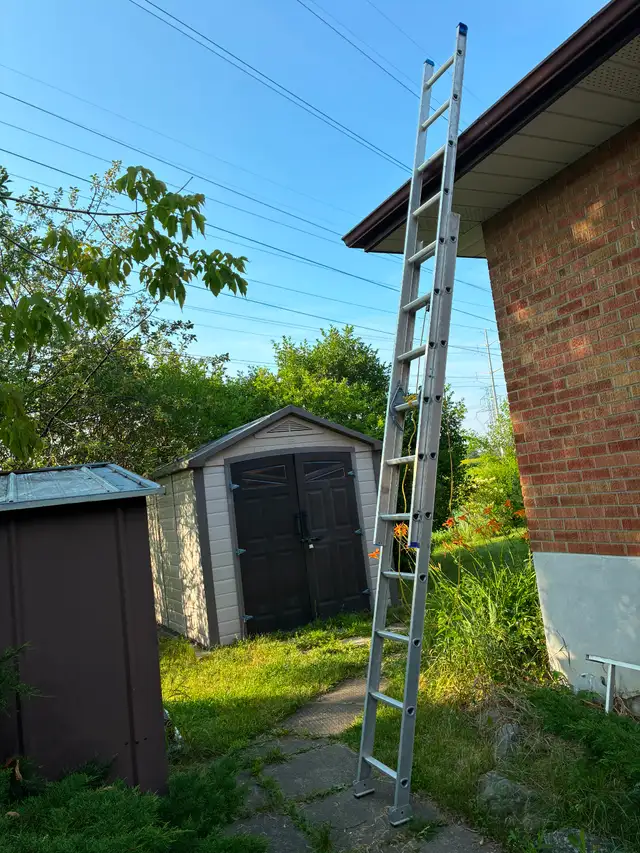 Lightweight aluminum extension ladder. 10ft and extends to 20ft in Outdoor Tools & Storage in City of Toronto - Image 3