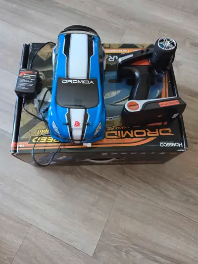 Selling a Dromida Ominus 1/18 scale ready-to-run RC car, perfect for hobbyists, complete with a 2.4G...