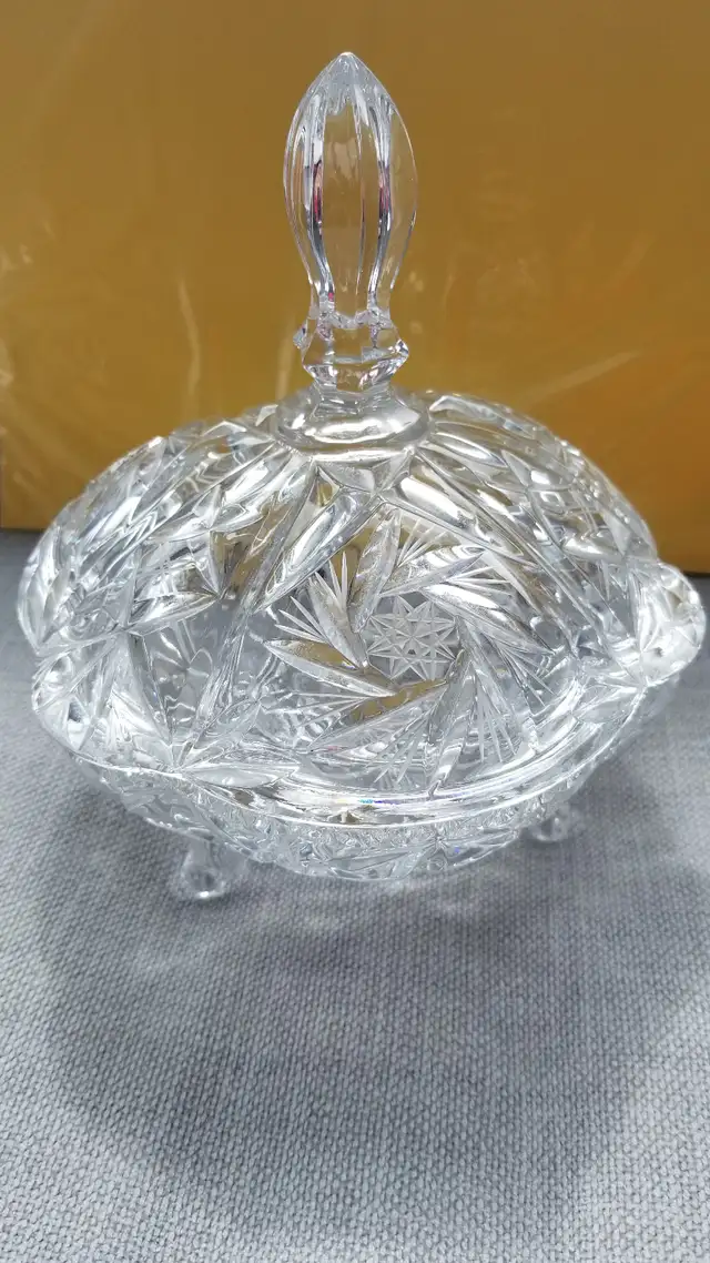 Vintage Crystal Bonbonnière in Home Décor & Accents in City of Montréal - Image 2