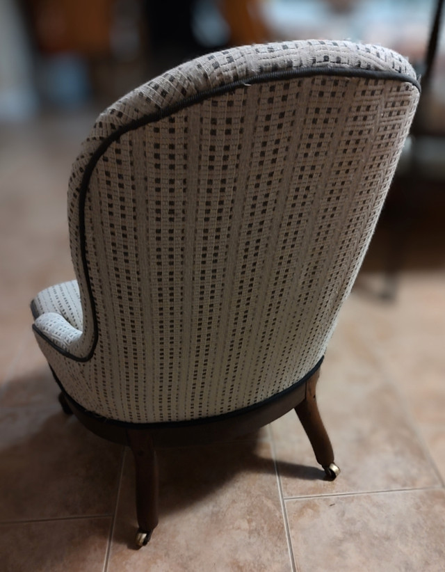 Vintage Decorative Chair in Chairs & Recliners in City of Toronto - Image 3