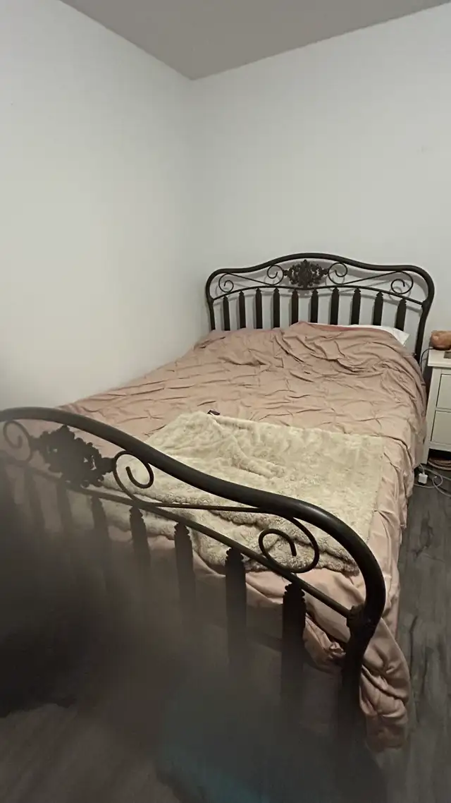Lit queen avec les base de lit in Beds & Mattresses in Longueuil / South Shore - Image 3